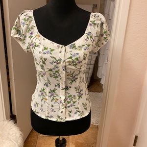 Very cute short sleeve blouse !!